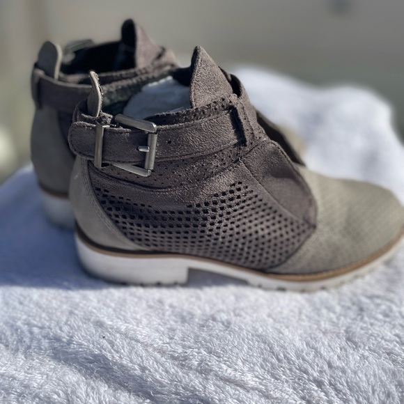 Grey suede coconuts by Matisse brand booties size 6 - Picture 3 of 6